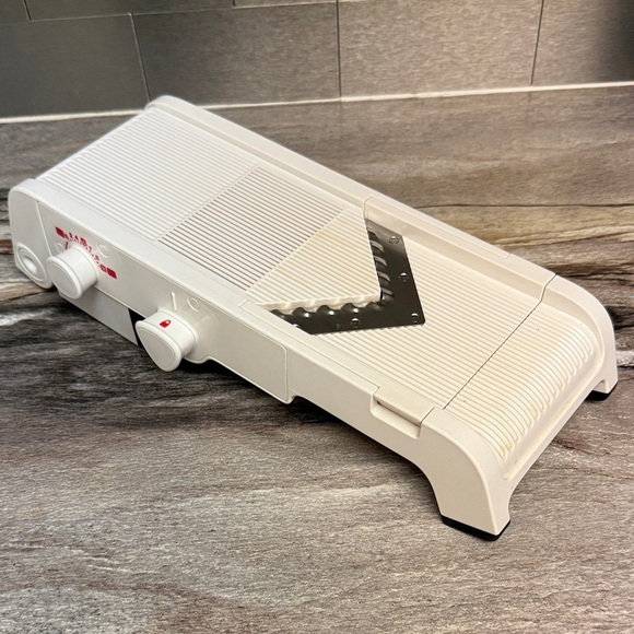 Tupperware Mandolin - Picture 1 of 4